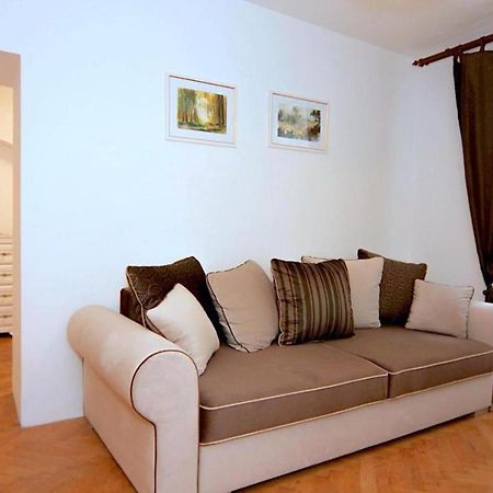 Valentina'S Apartment In City Center Braşov Esterno foto