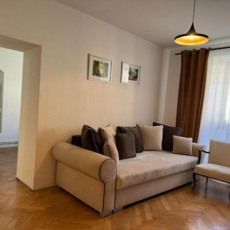Valentina'S Apartment In City Center Braşov Esterno foto