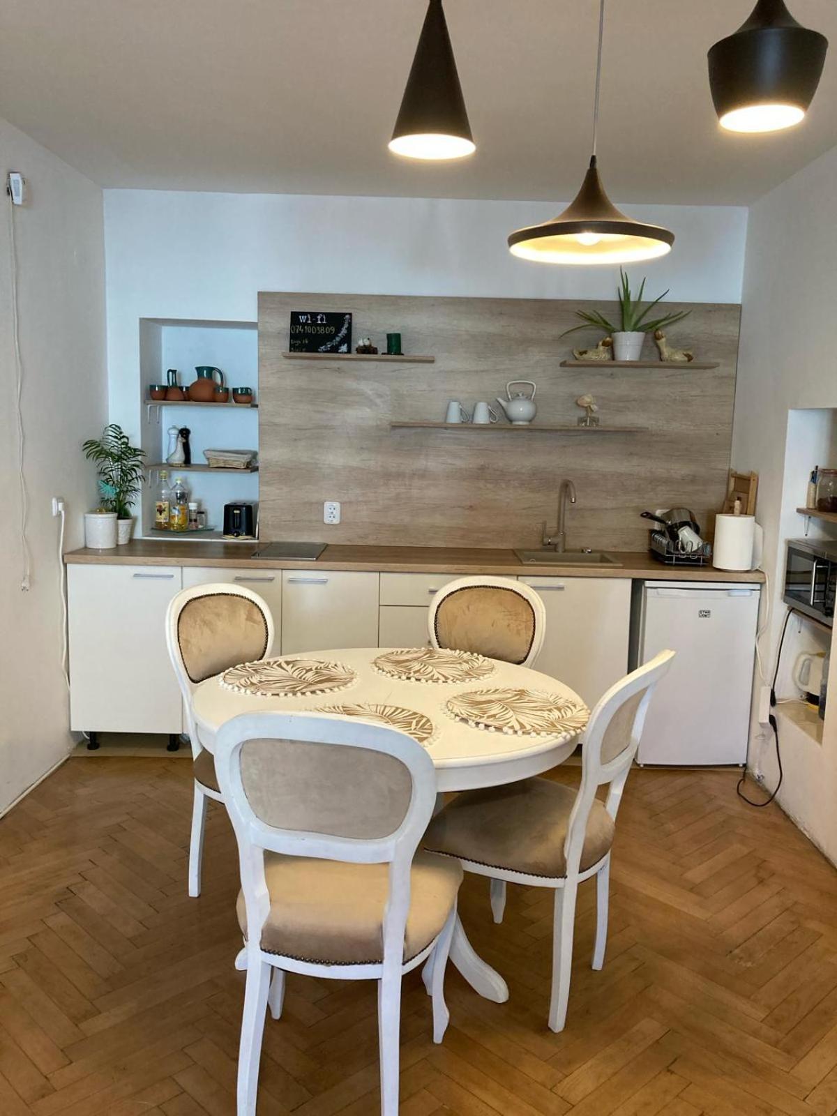 Valentina'S Apartment In City Center Braşov Esterno foto
