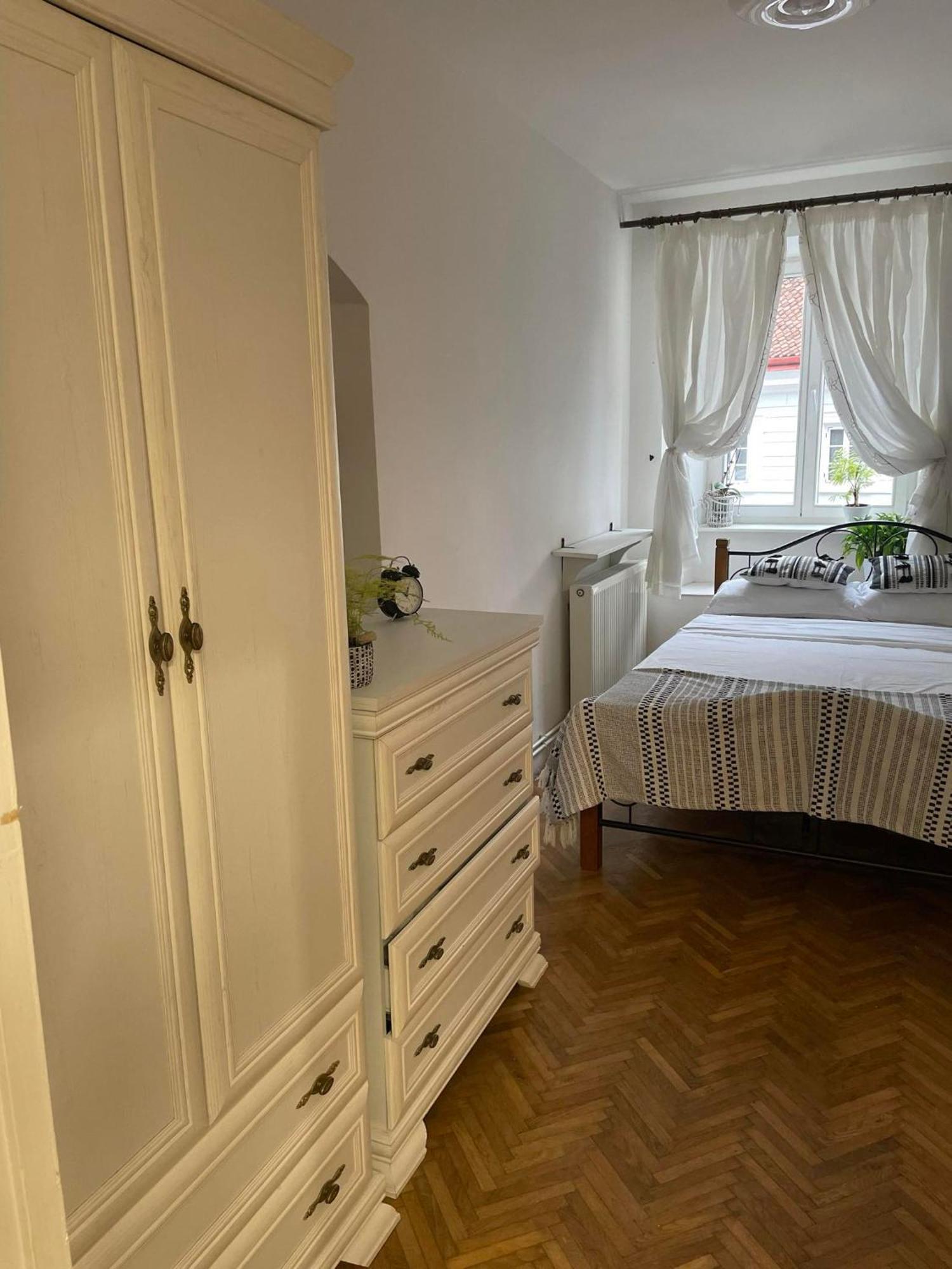 Valentina'S Apartment In City Center Braşov Esterno foto