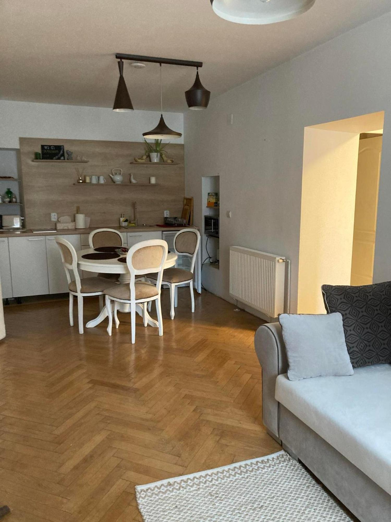 Valentina'S Apartment In City Center Braşov Esterno foto