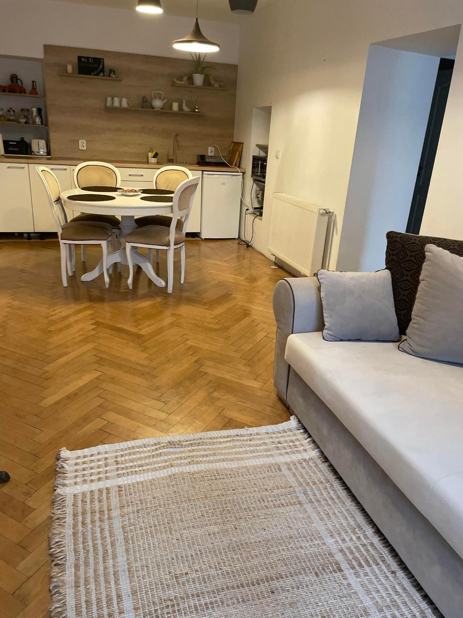 Valentina'S Apartment In City Center Braşov Esterno foto