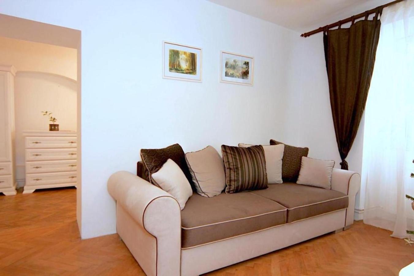 Valentina'S Apartment In City Center Braşov Esterno foto